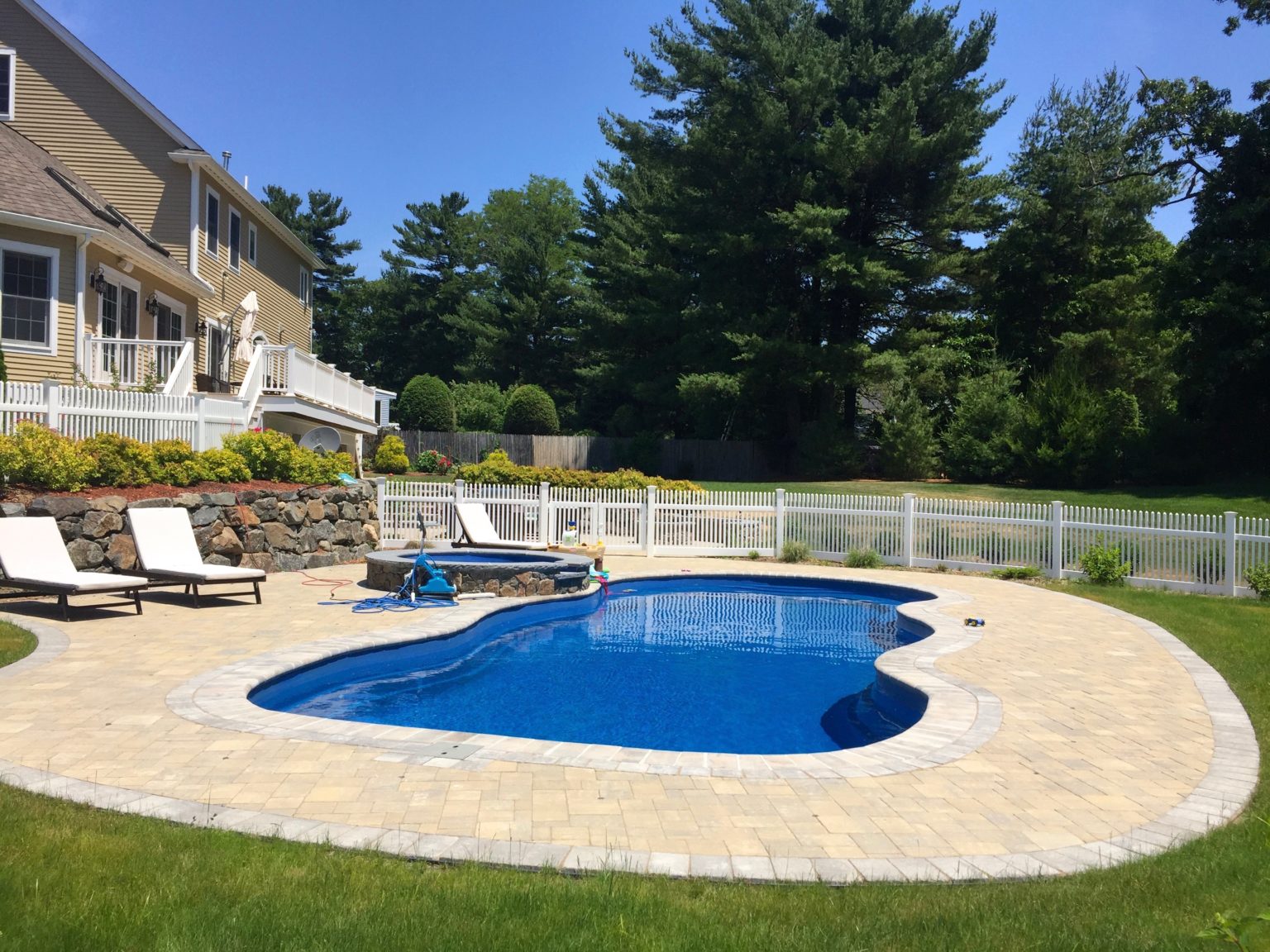 Fiberglass vs Gunite Pools A Comprehensive New England Guide